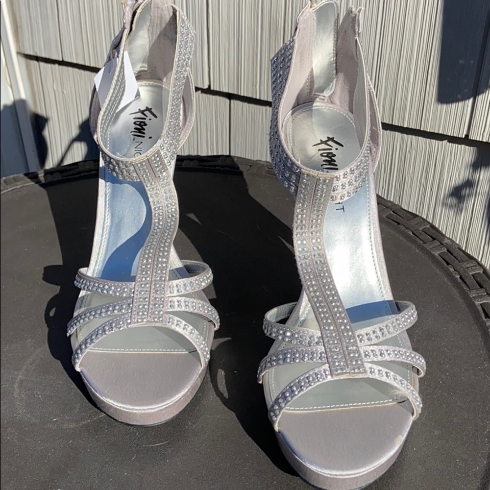 NWT Sz 9 Silver studded Heels dressy